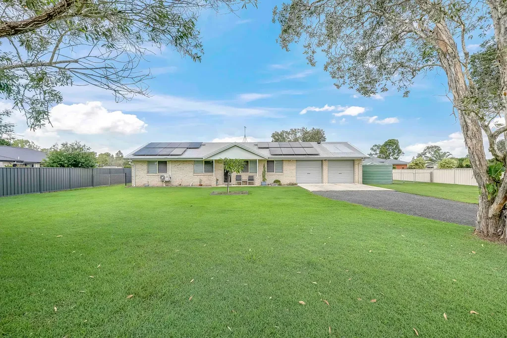 Branyan 3 Bedroom Immaculate Contemporary Retreat on a Sprawling 4025m²  Move-In Ready!