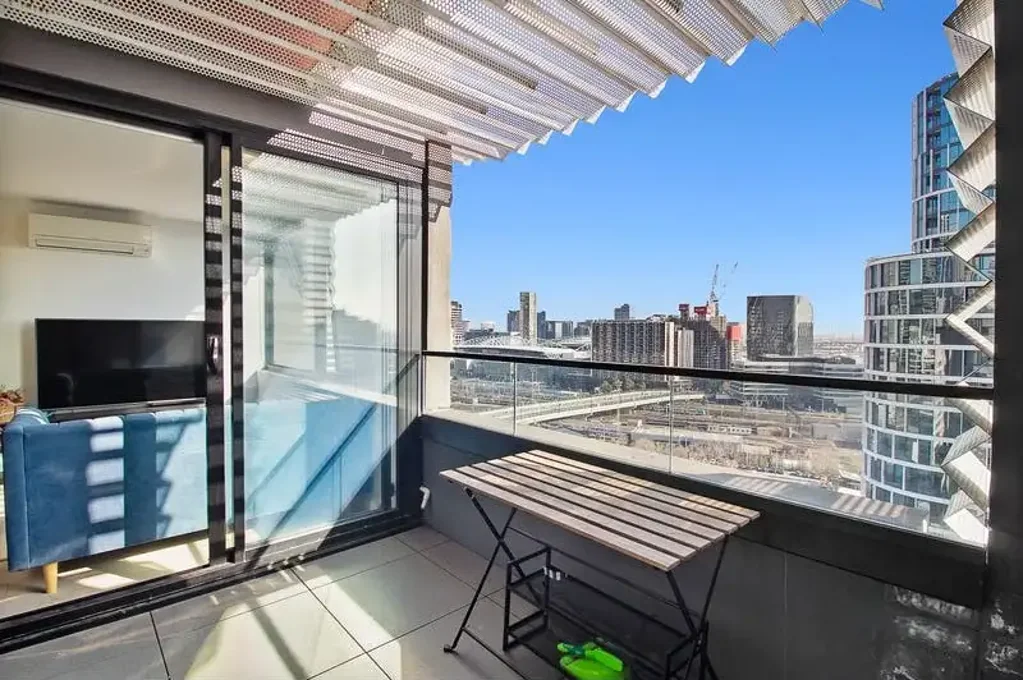 Stylish City-Edge Living with Panoramic View