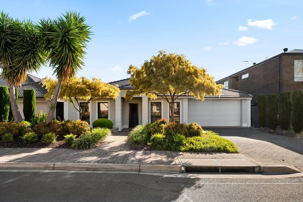 Newton 5Zimmer Exceptional Family Living in a Highly Sought-After Newton Address