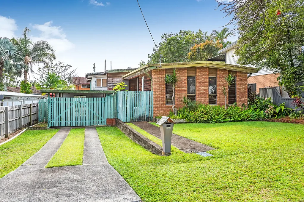 Southport 3 Slaapkamer First Time Offered in 60 Years | Original Southport Home with Exceptional Potential