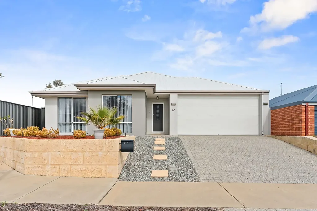 Baldivis 4 Bedroom Spacious Family Living in Prime Central Location