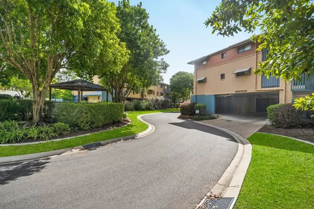 Greenslopes 2房 绿意环绕宁静楼  一楼便捷生活  主卧带套间  开放式空间  现代厨房电器  私密绿意阳台  安全社区配套  近医院高速  步行可达  全屋舒适控温  带顶棚车位 Ideal layout & neat as a pin