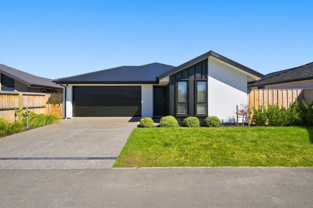 Halswell 4ਬੈੱਡਰੂਮ Splendid Family Home on 14 Harry Manship Crescent.