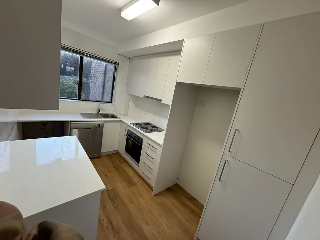 Modern & Comfortable 2-Bedroom Apartment with Great Features .  Great location with easy access to The Junction shops, beaches and Newcastle CBD.