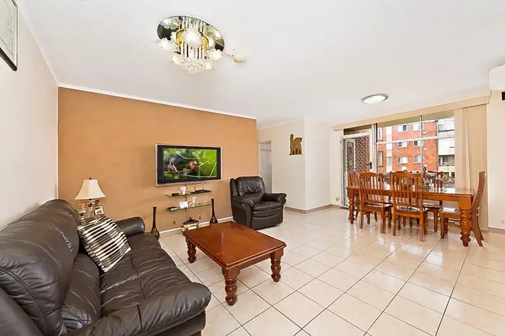 Tiled 2 bedroom apartment with carspace