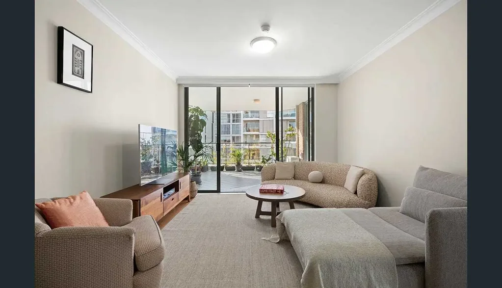 FURNISHED 2 BEDROOM APARTMENT IN THE HEART OF BONDI JUNCTION WITH CITY VIEWS.