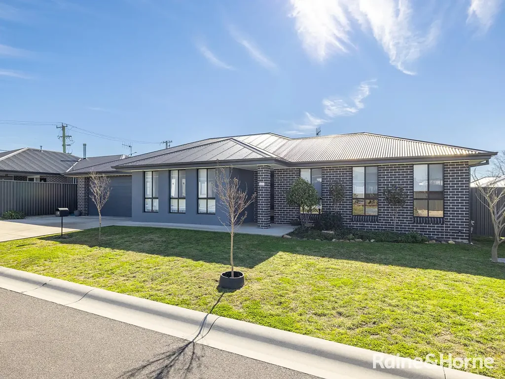 MODERN FAMILY LIVING IN SOUGHT AFTER EGLINTON- Available 28.8.26