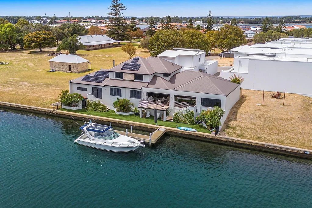 Halls Head 4 Bedroom Luxurious Waterfront Living with Modern Upgrades