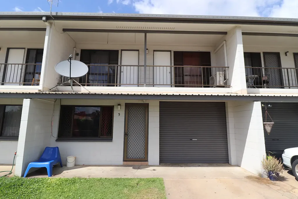Ayr 3 Bedroom Rare 3 Bed Dual Level Offering!