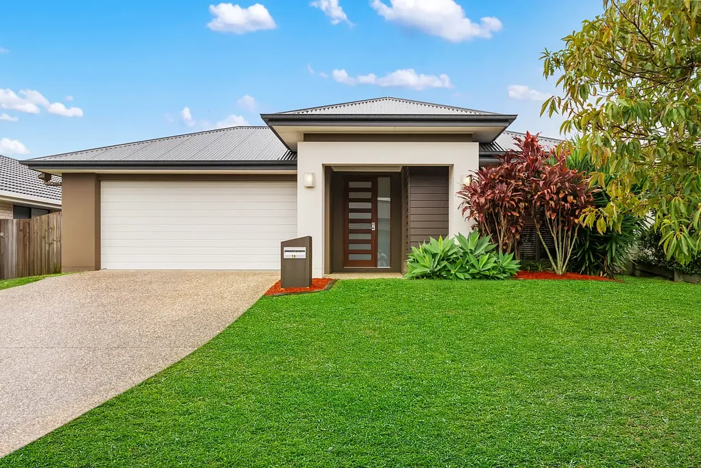 North Lakes 4 Bedroom Stylish Plantation-Built Home! Move-In Ready!