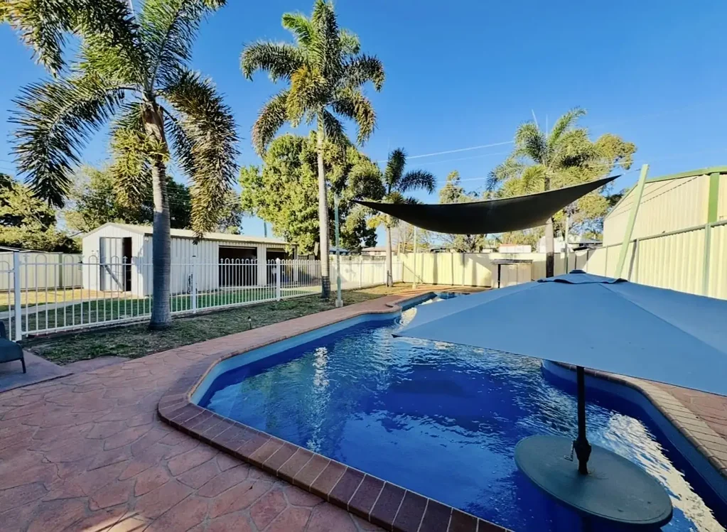 Moranbah 3બેડરૂમ BIG SHED, SPARKLING POOL, SOLAR & NO BACK NEIGHBOURS!