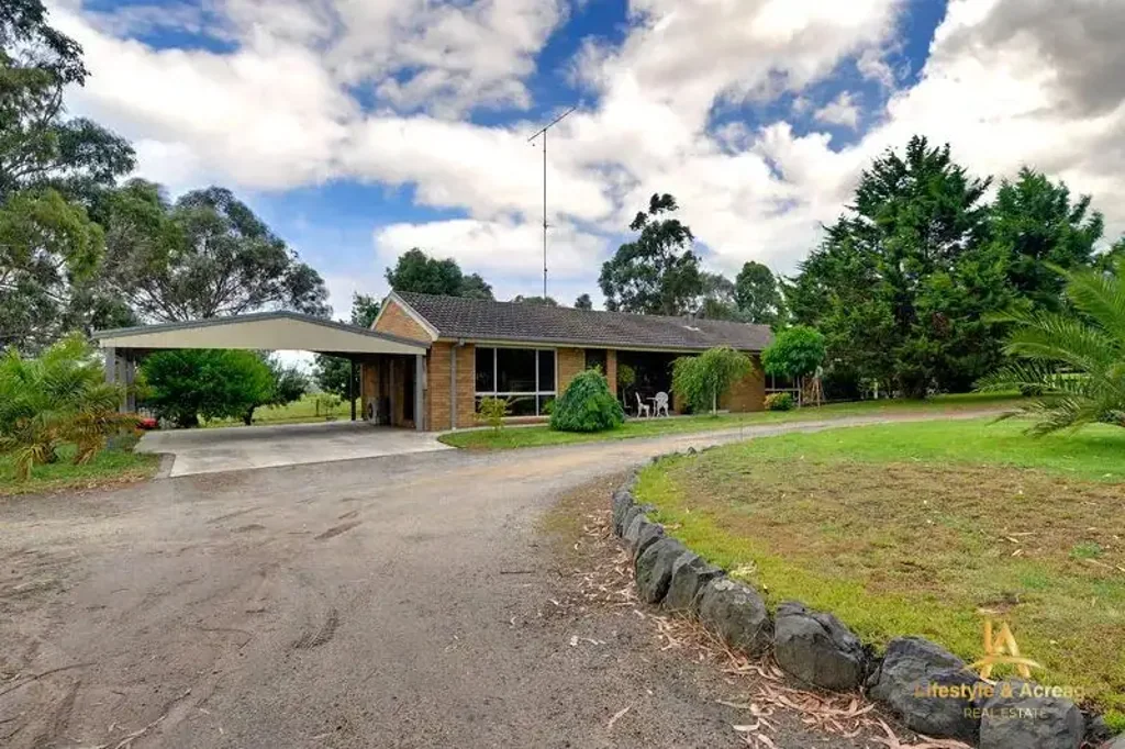 "Peaceful Lifestyle Living on 5 Acres | Spacious Family Home for Rent – $750 Per Week"