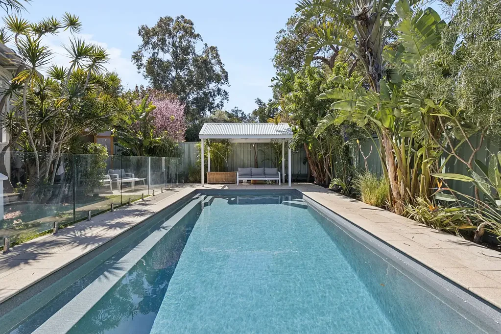 Duncraig 4Kwarto POOLSIDE PARADISE, LONG SUMMER DAYS AND A SLICE OF SOUTH-WEST STYLE