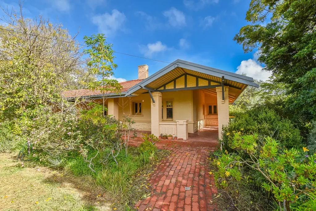 Crystal Brook 3Moenga Character Home on a Generous Allotment