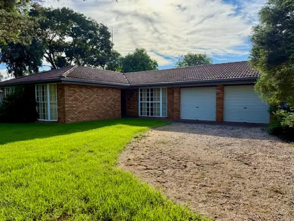 Leeton 3Zimmer Space, Shedding & Potential - 8,498m² Just Minutes from Town