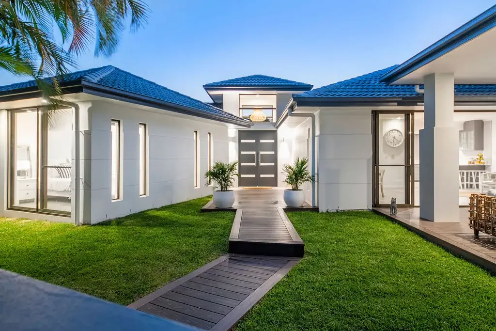 Hope Island 4房  LUXURY SINGLE LEVEL LIVING IN PRESTIGIOUS GRACEMERE ISLAND