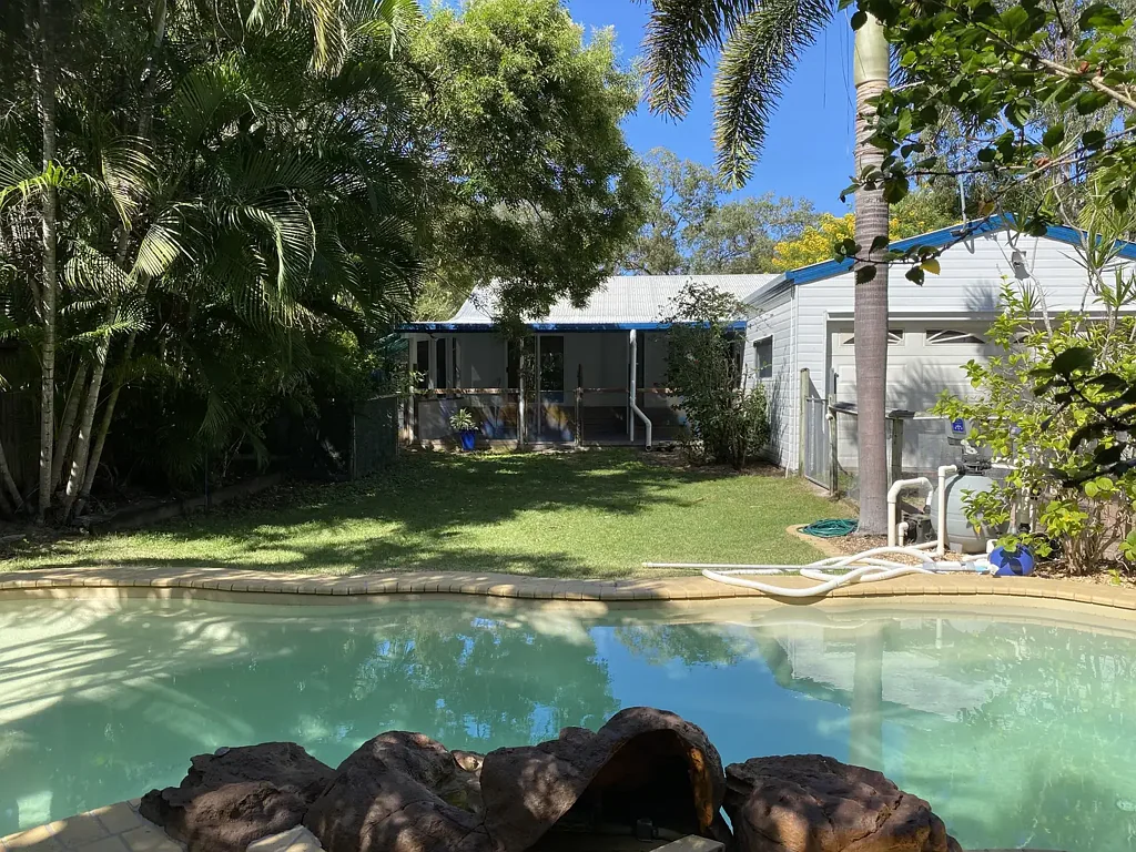 Nelly Bay 3 Bedroom Large family home with pool in central location