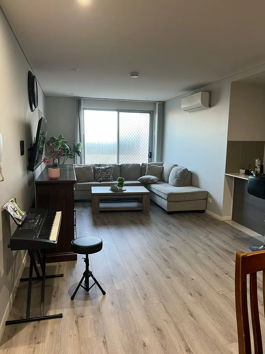 Modern Ground-Floor Apartment - Walk to Quakers Hill Station