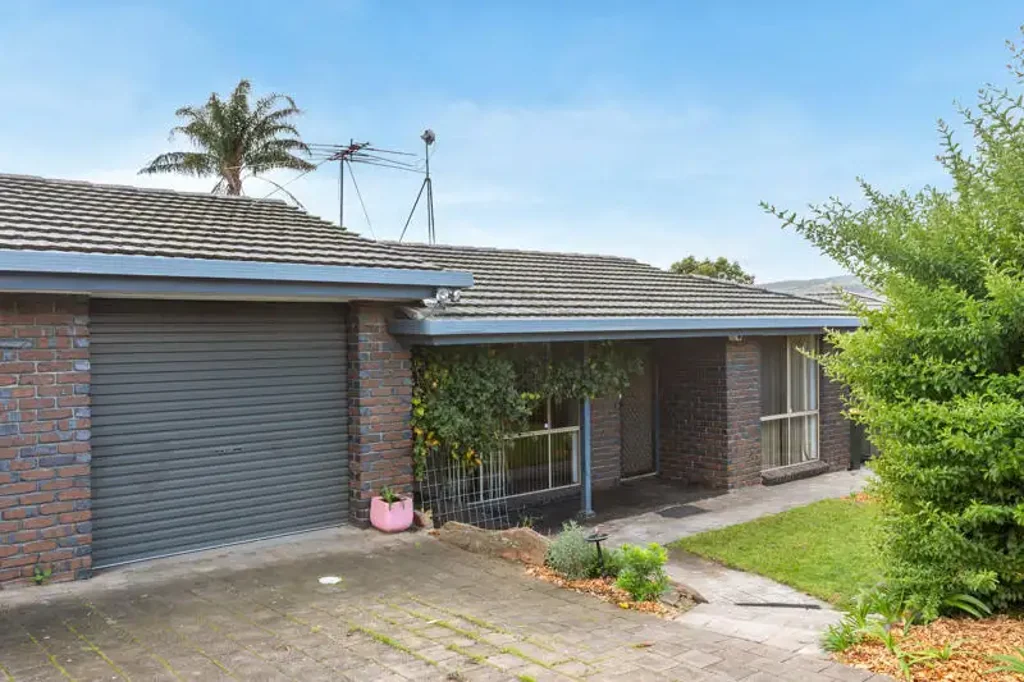Athelstone 2બેડરૂમ BRILLIANTLY LOCATED HOME WITH PARKING & WORKSHOP