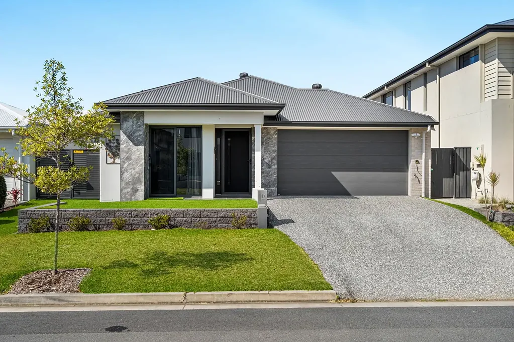 Fabulous 4-Bed 3.5-Bath Family Home in the prime location------Surrounds