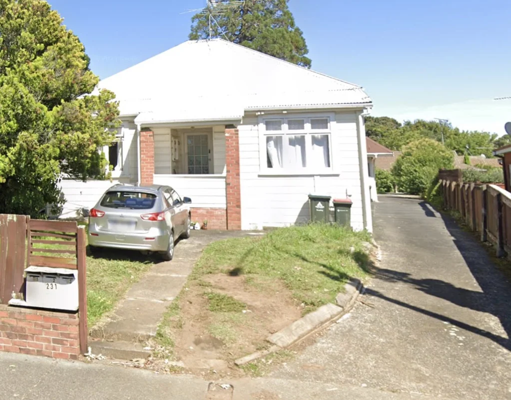 This is lovely and sunny family home, which offers generous open plan living
