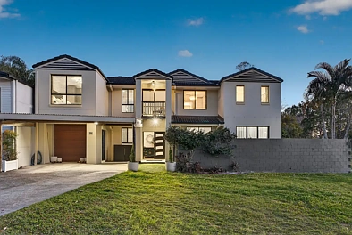 Southport 5房  Stunningly renovated Stand Alone House With Pool Overlooking Park