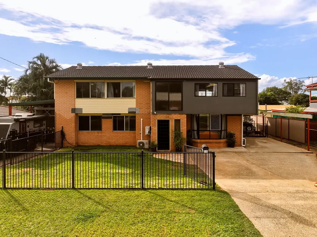 Capalaba 3房 Capalaba 710㎡阔地 多车位 双厨房 太阳能 家长房空间 便捷交通 Spacious Family Retreat with Dual-Living Potential