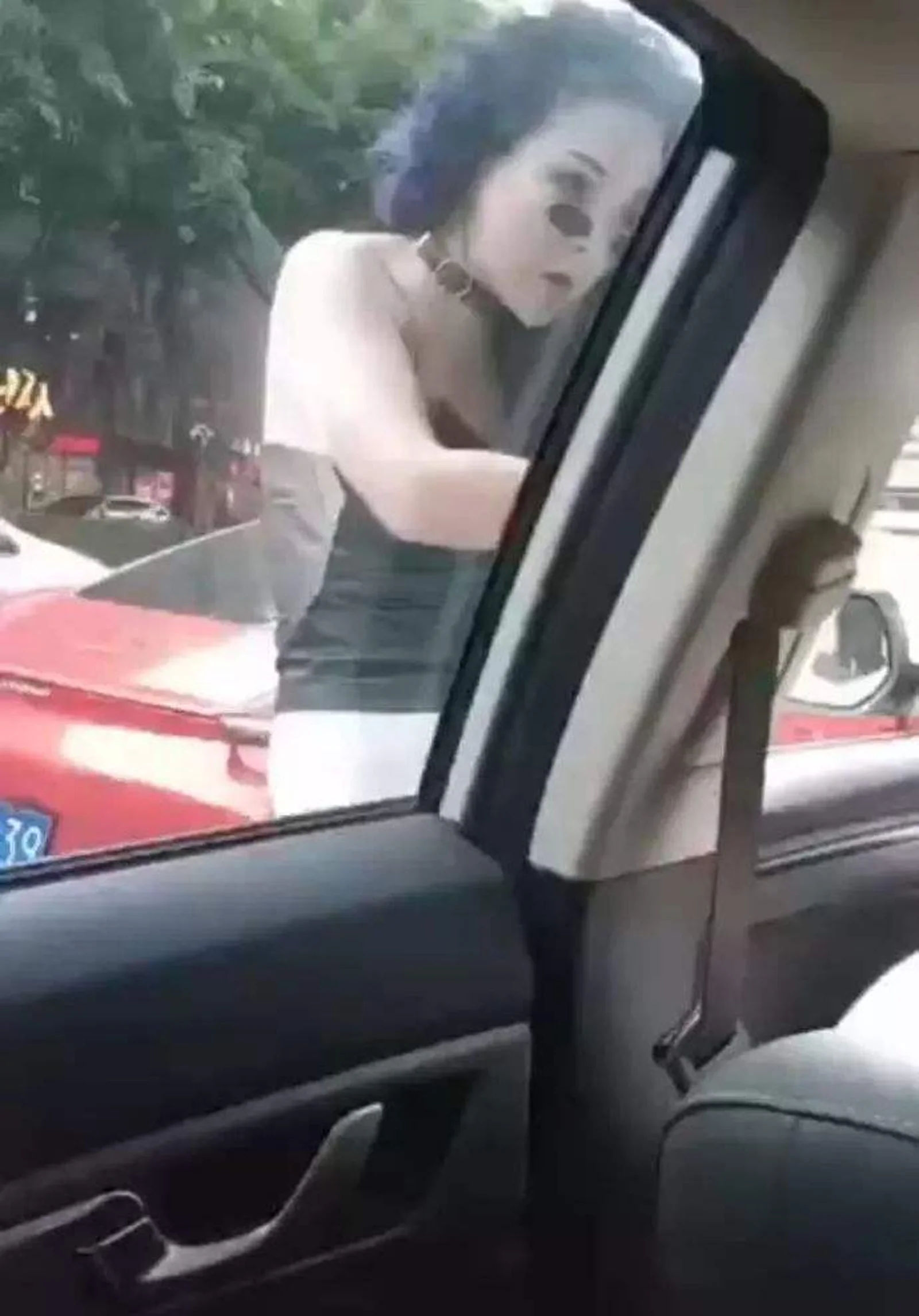 保时捷女司机丈夫确为派出所所长知情人:嚣张惯了