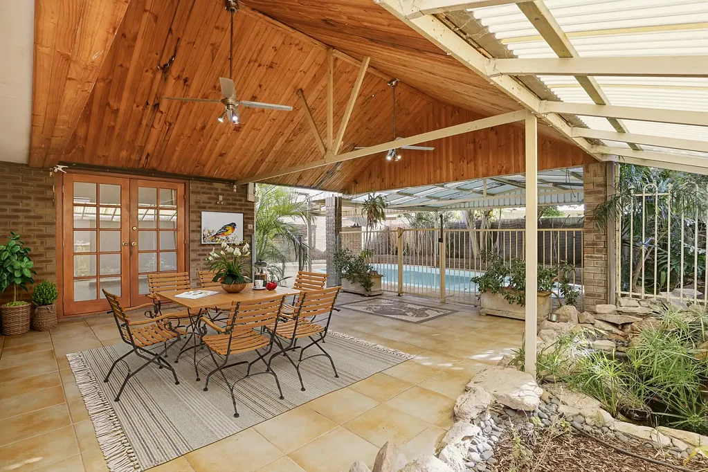 Warnbro 4ห้องนอน Tudor Charm with Pool, Workshop & Side Access on 885m²
