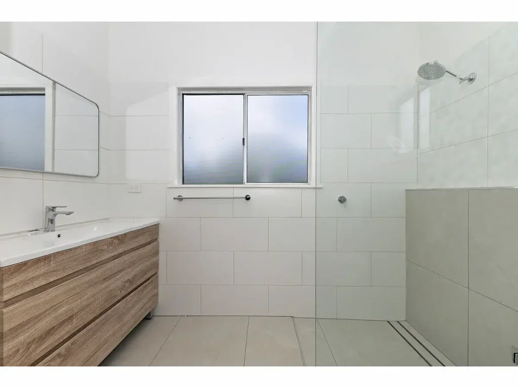 RENOVATED AIR-CONDITIONED FAMILY HOME WITH NEW KITCHEN AND NEW BATHROOMS - WATER INCLUDED