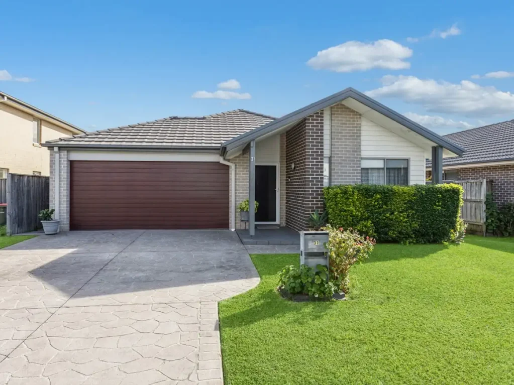 Glenfield 3房 Panorama Estate 452m²地块 现代三卧 主卧套房 开放式布局 不锈钢电器 宽敞后院 露台日落 双车位车库 安静街邻 Panorama Estate Family Living