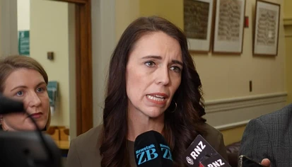 新西兰政府「神」操作曝光！看呆网友，Jacinda Ardern遭多方围攻