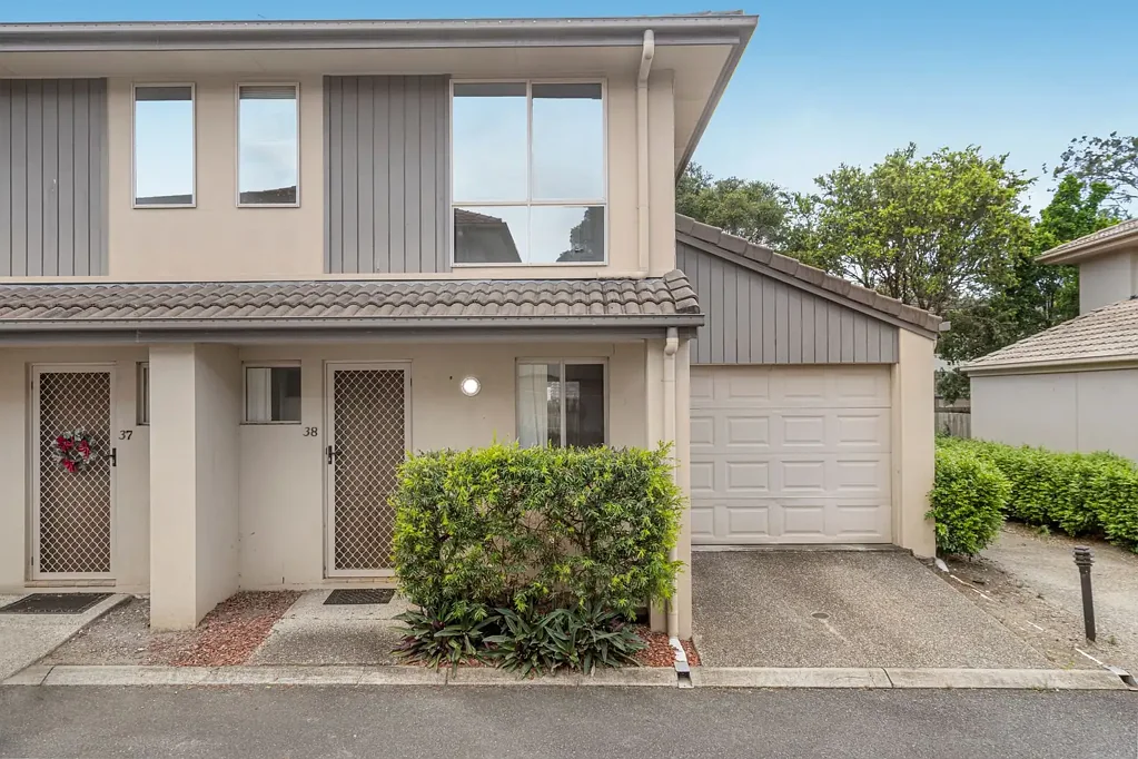 Eagleby 2침실 Modern, Freshly Updated Townhouse in a Secure Lifestyle Complex