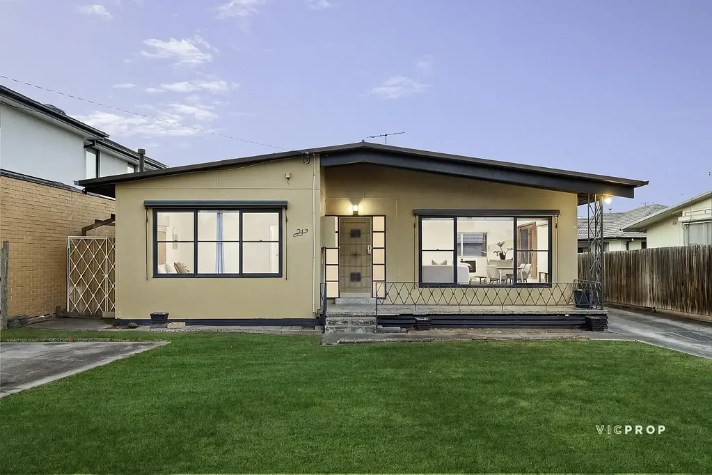 Fawkner 4બેડરૂમ Rare Family Opportunity with Unrivalled Potential
