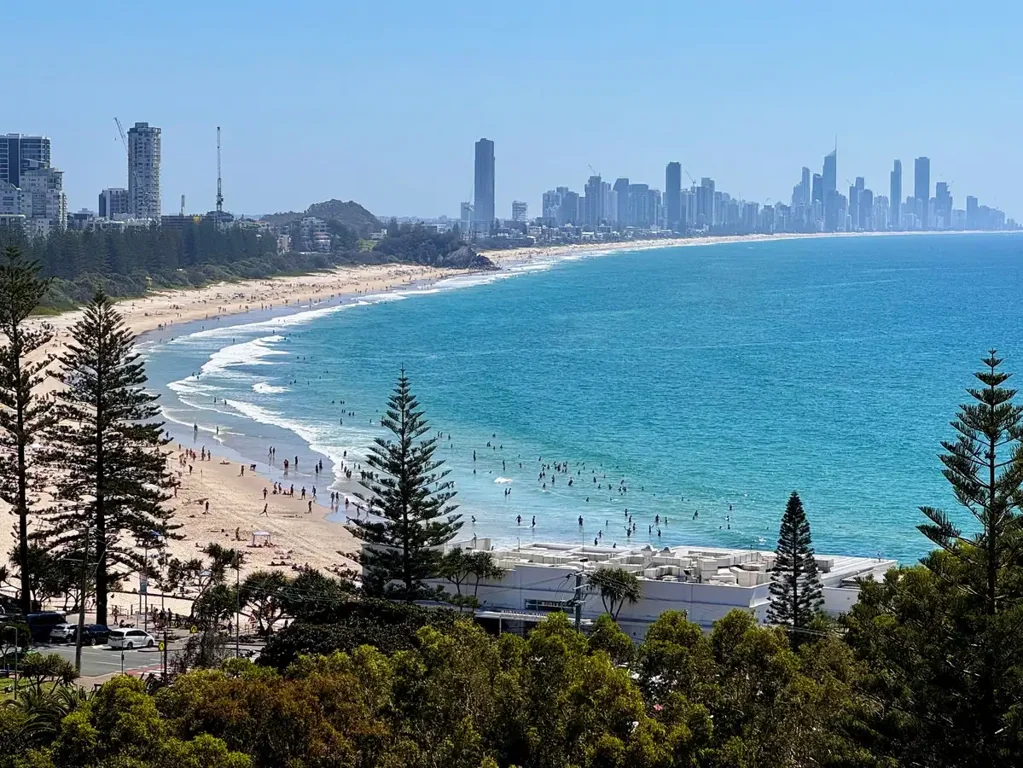 Burleigh Heads 2房  Prestige position. Panoramic views. Exceptional livability.