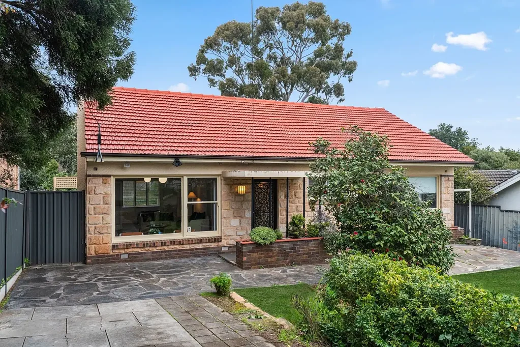 St Georges 3Kwarto Timeless Character & Endless Potential in Prestigious St Georges.