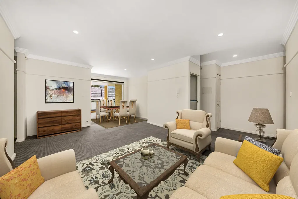 Three-Bedroom Unit with Two Bathrooms, Gas Cook-Top, Single Garage & Swimming Pool in the Complex!!!