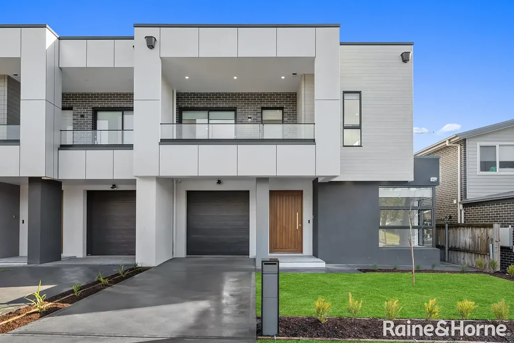 Elegant 5-Bedroom Double Storey Home in Gledswood Hills