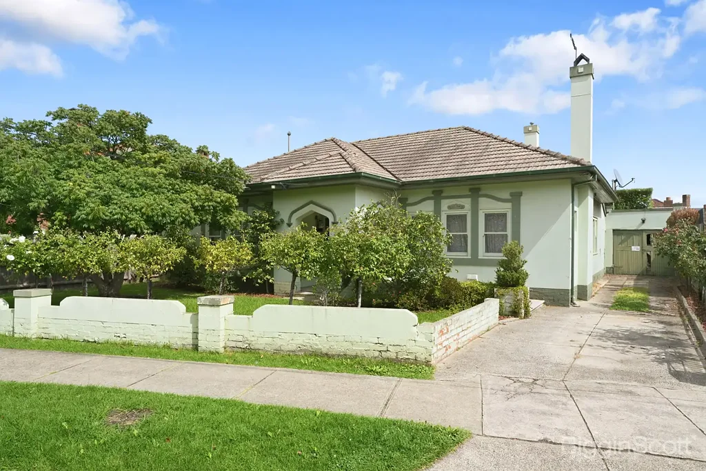 Moonee Ponds 3房 Moonee Ponds黄金地段 468㎡优质土地 老式住宅底蕴 侧车道灵活通道 便捷生活配套 Timeless Character, Endless Potential in a Blue-Chip Moonee Ponds Address