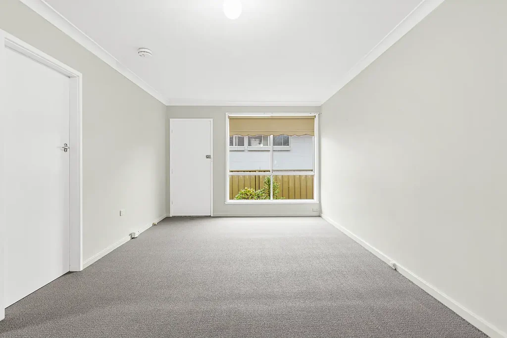 SUN DRENCHED, LOW MAINTENANCE UNIT, MINUTES TO THE SHOPS!