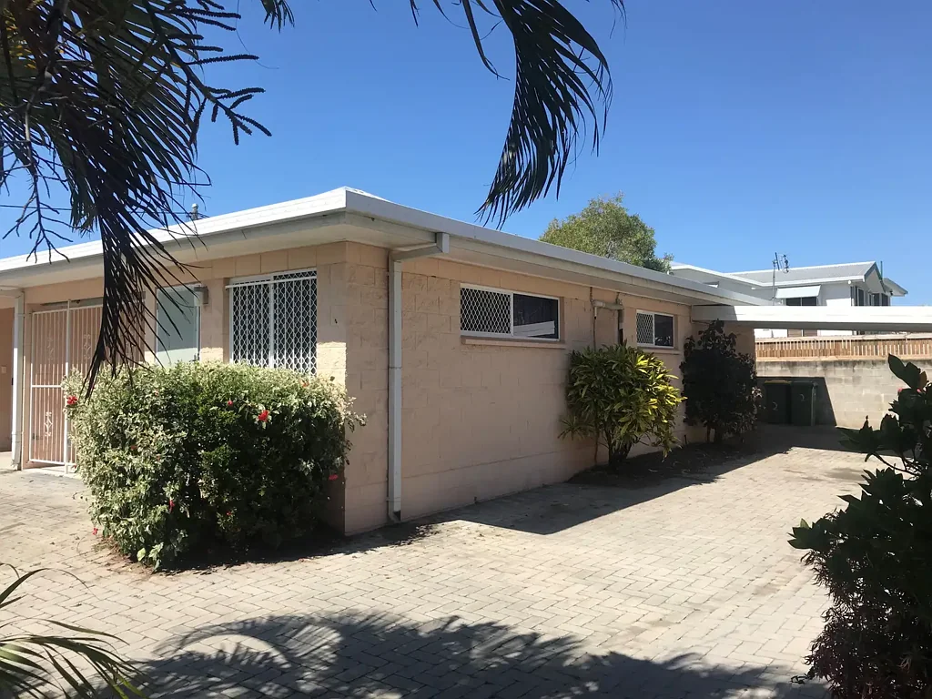 Hyde Park Unit - Be Quick!!