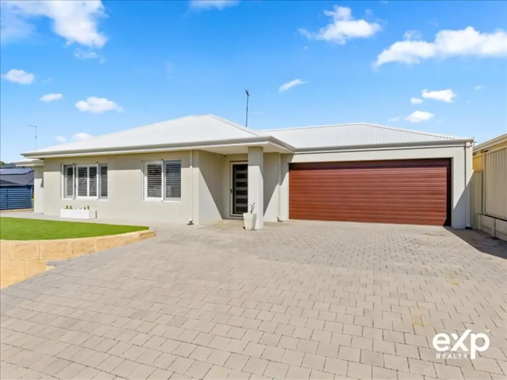 Wannanup 4ਬੈੱਡਰੂਮ Executive  Living Between Waves and Waterways, in Enviable Wannanup!