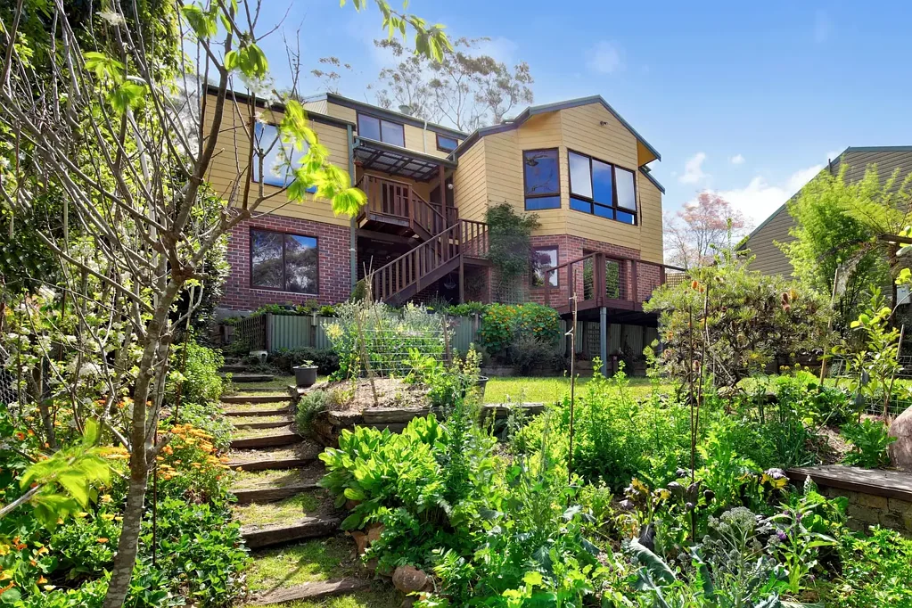 Wentworth Falls 4房 宽敞厨房岛台 Smeg电器 多层休憩 花园蔬果 工作坊储藏 Rustic charm with bush views