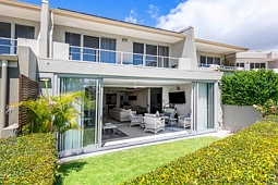 5217 Marine Drive West, Hope Island