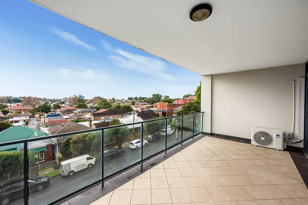Rockdale 2房 Rockdale 中心，明亮安全的居住空间 BRIGHT, SECURE LIVING IN THE HEART OF ROCKDALE