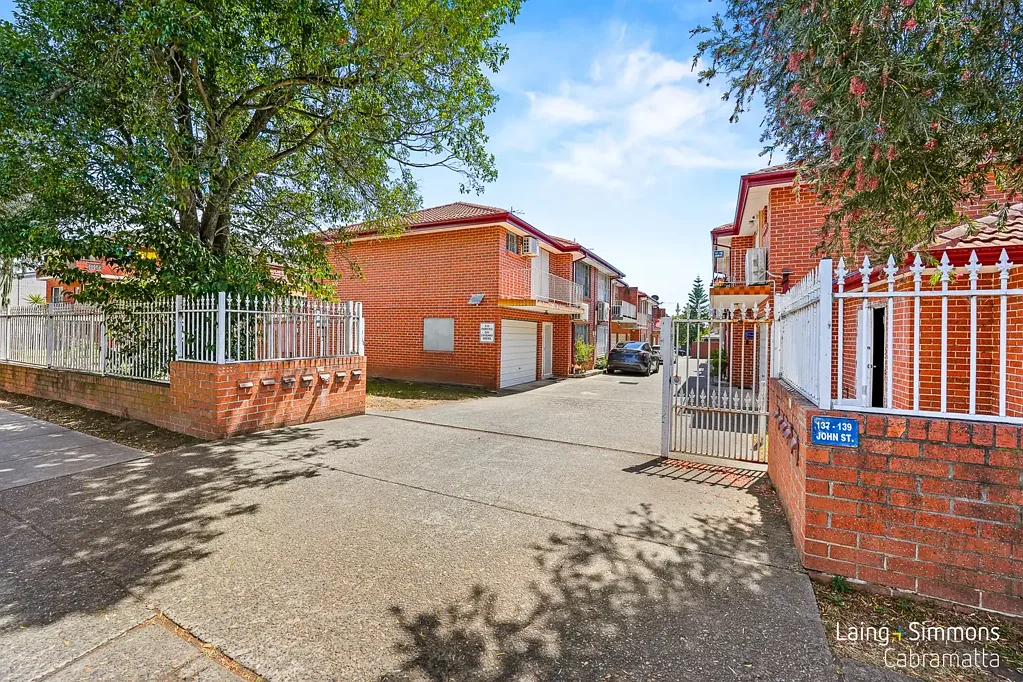 Cabramatta 3कमरा LOW-MAINTENANCE LIVING IN THE HEART OF CABRAMATTA