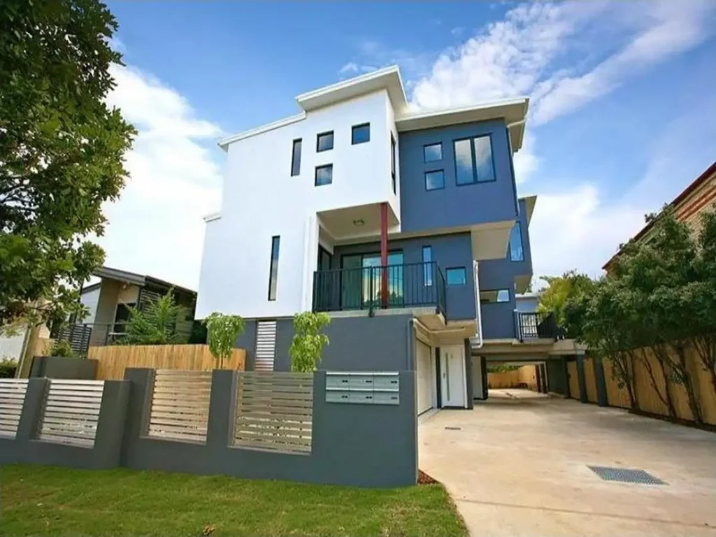 CONTEMPORARY 3 BEDROOM, 2.5 BATH TOWNHOUSE IN YERONGA