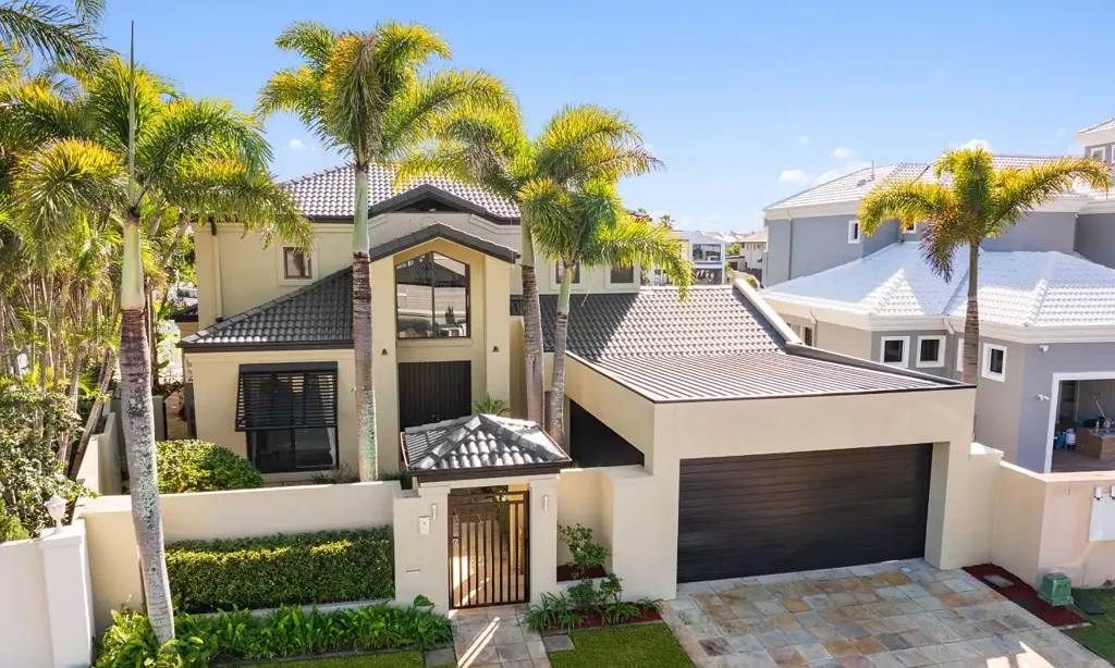 Fully Furnished Luxury Waterfront Residence – Sovereign Islands, Paradise Point