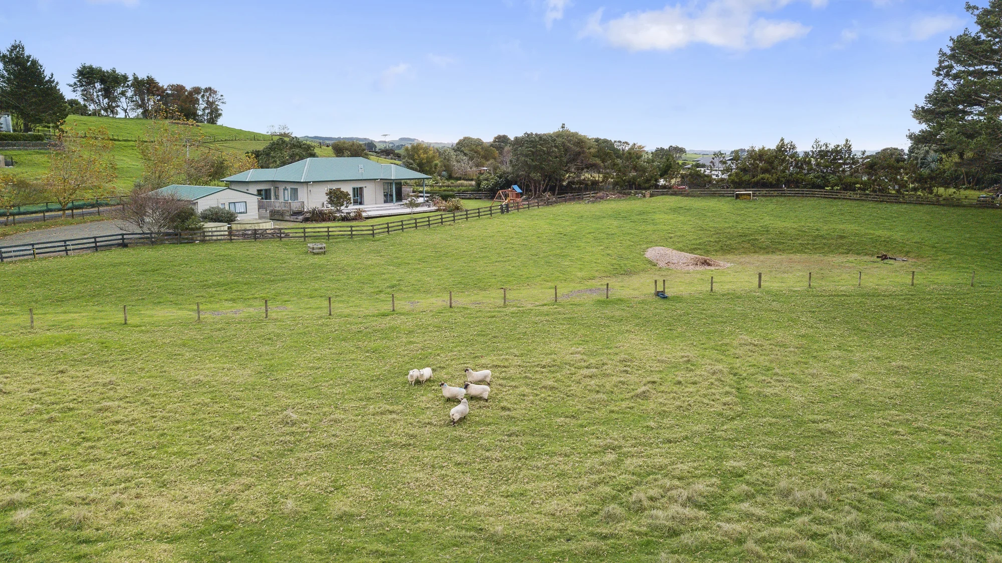 Helensville 3房  Beautifully Presented. Wonderfully Easy to Live In