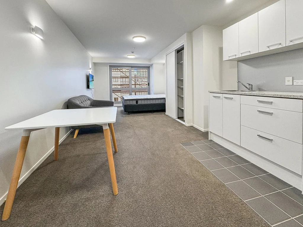 Sunny Studio Living in Popular Victopia Apartments